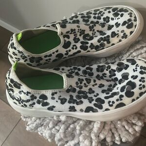 Gentle used slip ons, oofos brand very comfortable size 9